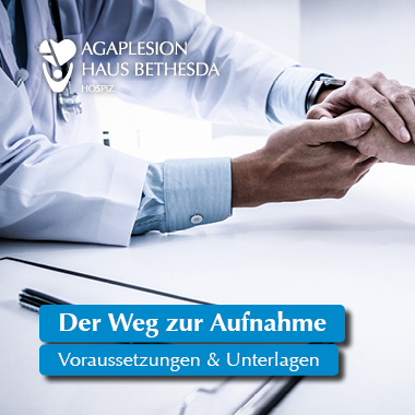 Foto: Ein Arzt schüttelt einem Patienten die Hand.